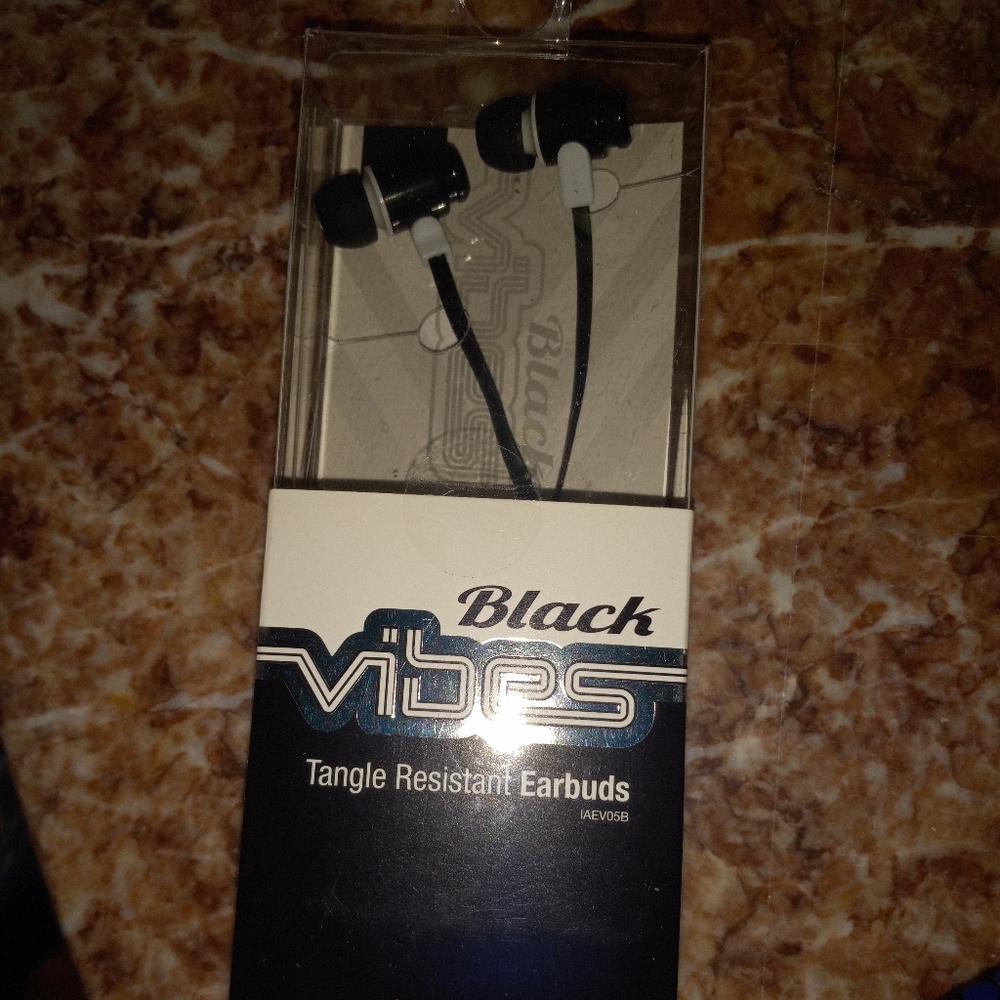 5 for $20 NWT Black Vibes Tangle Resistant Earbuds